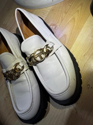 Mocasines Latouche blancos con cadena dorada
