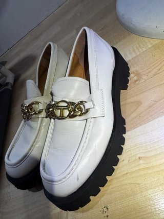 Mocasines Latouche blancos con cadena dorada