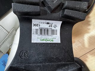 Mocasines Latouche blancos con cadena dorada