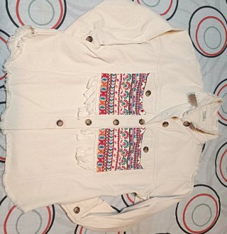 Chaqueta vaquera beige con bordado por 5€