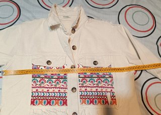 Chaqueta vaquera beige con bordado por 5€