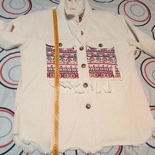 Chaqueta vaquera beige con bordado por 5€