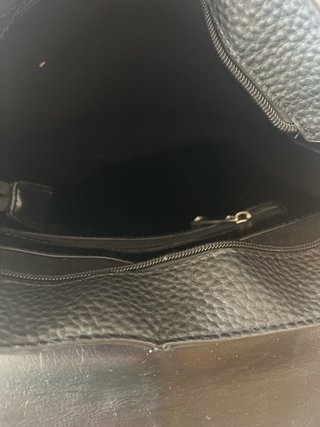 Mochila negra con adornos