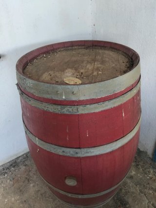 Barril antiguo de madera y metal