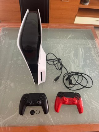 PS5 Slim con lettore + 2 controller, controller rosso nuovo