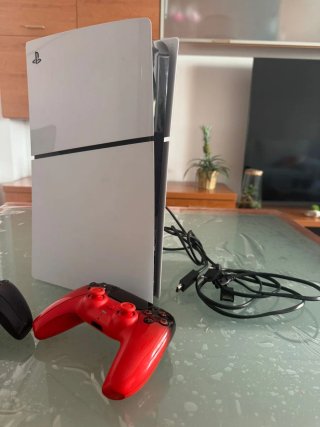 PS5 Slim con lettore + 2 controller, controller rosso nuovo