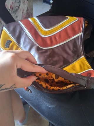 Bolso de hombro de cuero con diseño geométrico