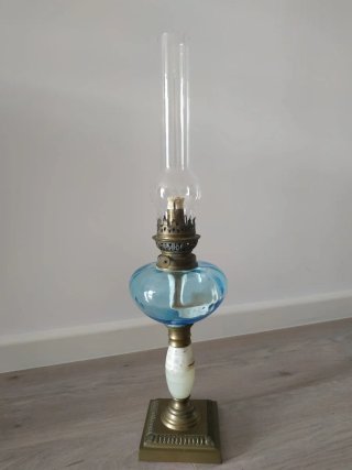 Antico quinqué dal design insolito