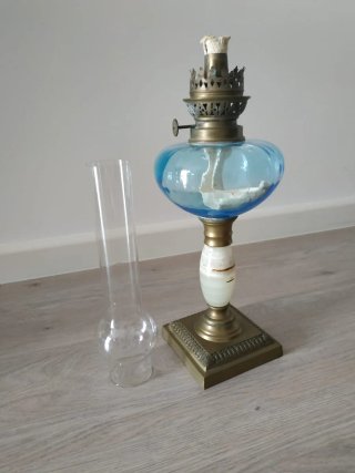 Antico quinqué dal design insolito