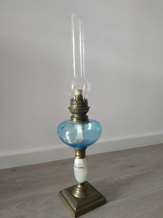 Antico quinqué dal design insolito