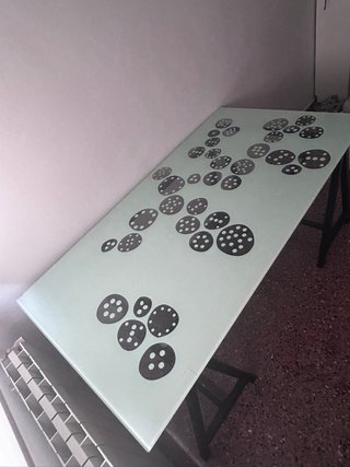 Mesa de estudio cristal y metal, con silla.