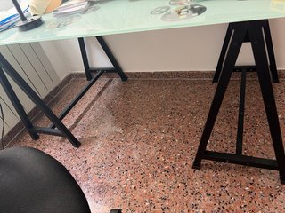 Mesa de estudio cristal y metal, con silla.