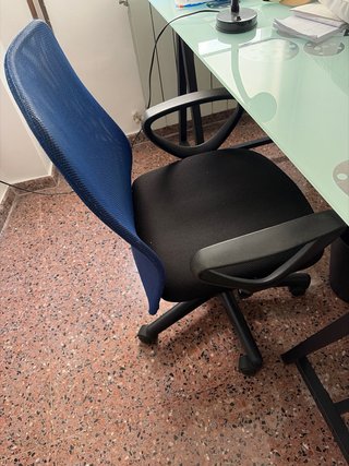 Mesa de estudio cristal y metal, con silla.