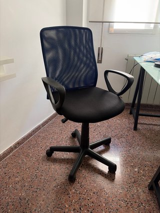 Mesa de estudio cristal y metal, con silla.