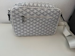 Bolso Guess estampado gris y blanco