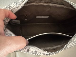 Bolso Guess estampado gris y blanco