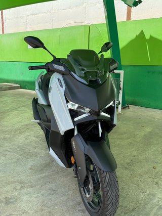Yamaha XMAX Maxi Scooter Automática