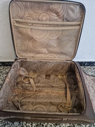 Maleta de viaje marrón con ruedas coje de 10 kilos
