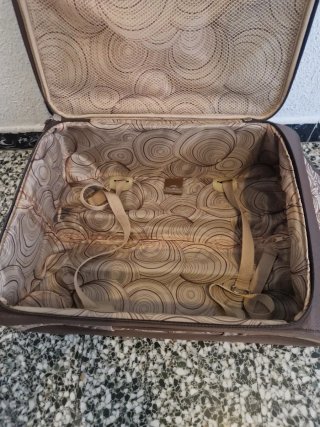 Maleta de viaje marrón con ruedas coje de 10 kilos