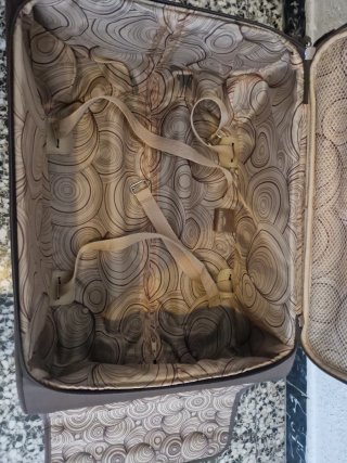 Maleta de viaje marrón con ruedas coje de 10 kilos