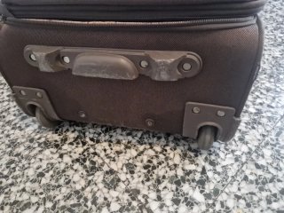 Maleta de viaje marrón con ruedas coje de 10 kilos