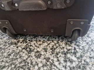 Maleta de viaje marrón con ruedas coje de 10 kilos