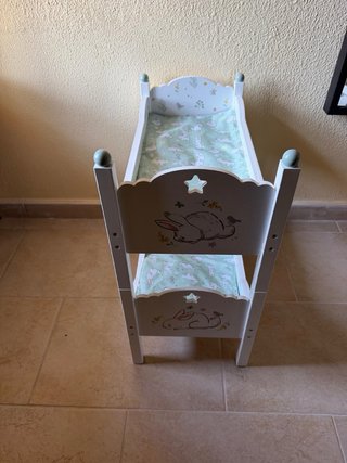 Conjunto muebles muñecos: cuna, armario, trona