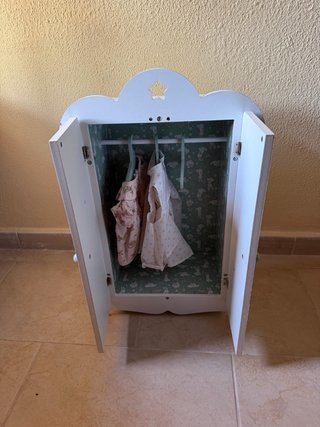 Conjunto muebles muñecos: cuna, armario, trona