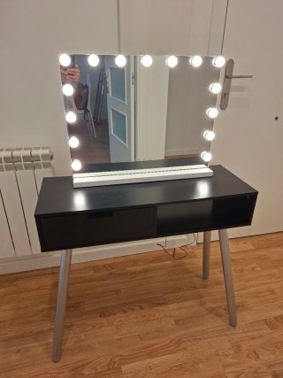 Tocador negro con espejo y luces LED