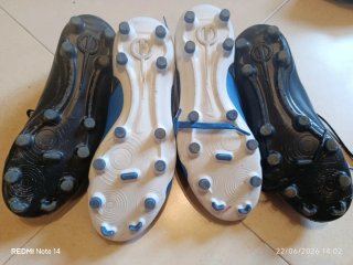 Pack de Botas de futbol azules y negras  número 38
