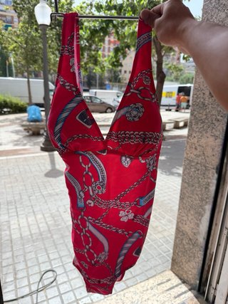 Traje de baño rojo con estampado de cadenas