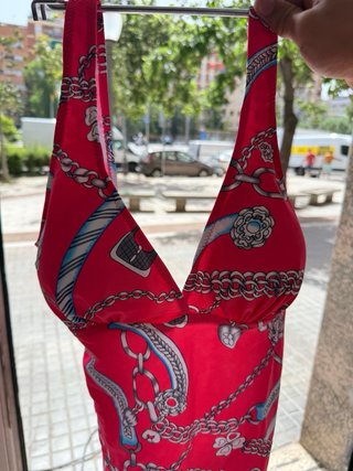Traje de baño rojo con estampado de cadenas