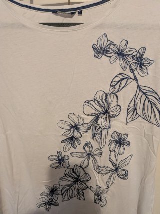 Camiseta blanca con estampado floral azul