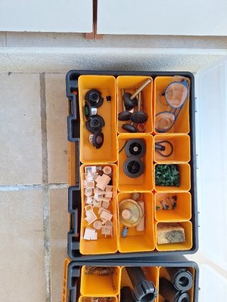 Caja organizadora con material variado