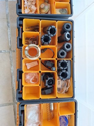 Caja organizadora con material variado