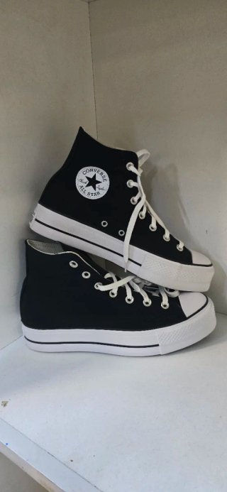 Zapatillas Converse altas negras y blancas