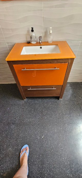 Mueble de baño madera y cristal naranja