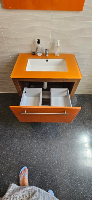 Mueble de baño madera y cristal naranja