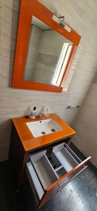 Mueble de baño madera y cristal naranja