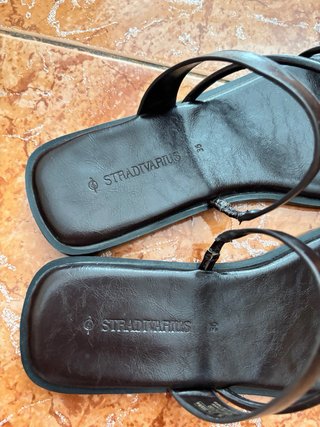 Sandalia plana nueva colección stradivarius