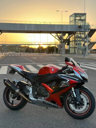 Suzuki GSXR 600 Roja y Plata