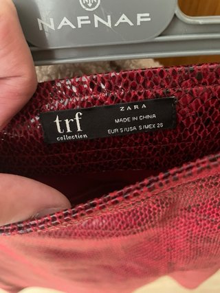 Falda Naf Naf roja efecto piel