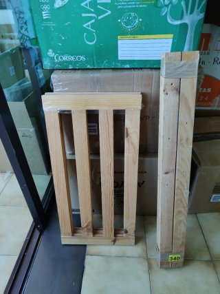 Estantería de madera con 3 baldas