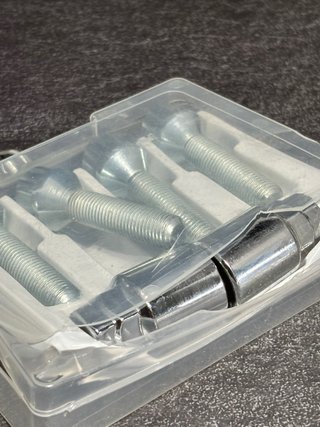 Tornillo Antirrobo para Separadores de Ruedas