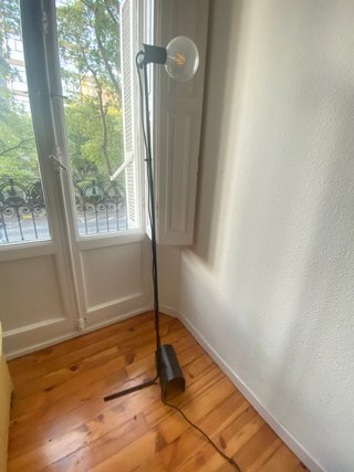 Lámpara de pie IKEA HÅRSLINGA Negra