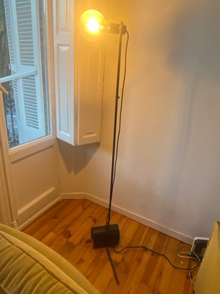 Lámpara de pie IKEA HÅRSLINGA Negra