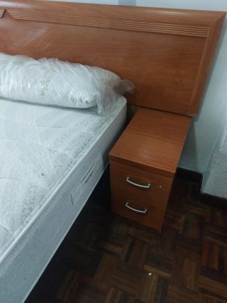 Cómoda 4 cajones madera y 2 mesitas noche