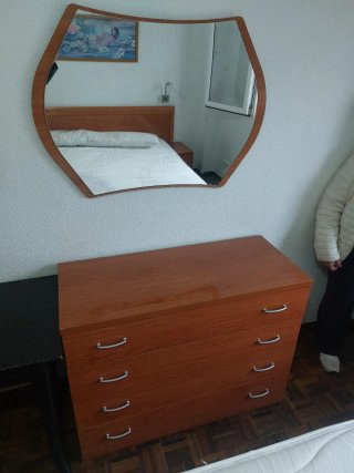 Cómoda 4 cajones madera y 2 mesitas noche