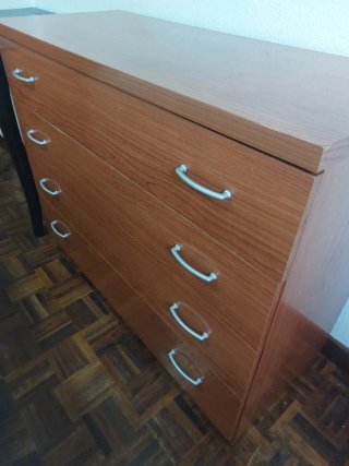 Cómoda 4 cajones madera y 2 mesitas noche
