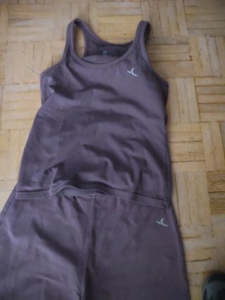Conjunto pantalón y camiseta morado